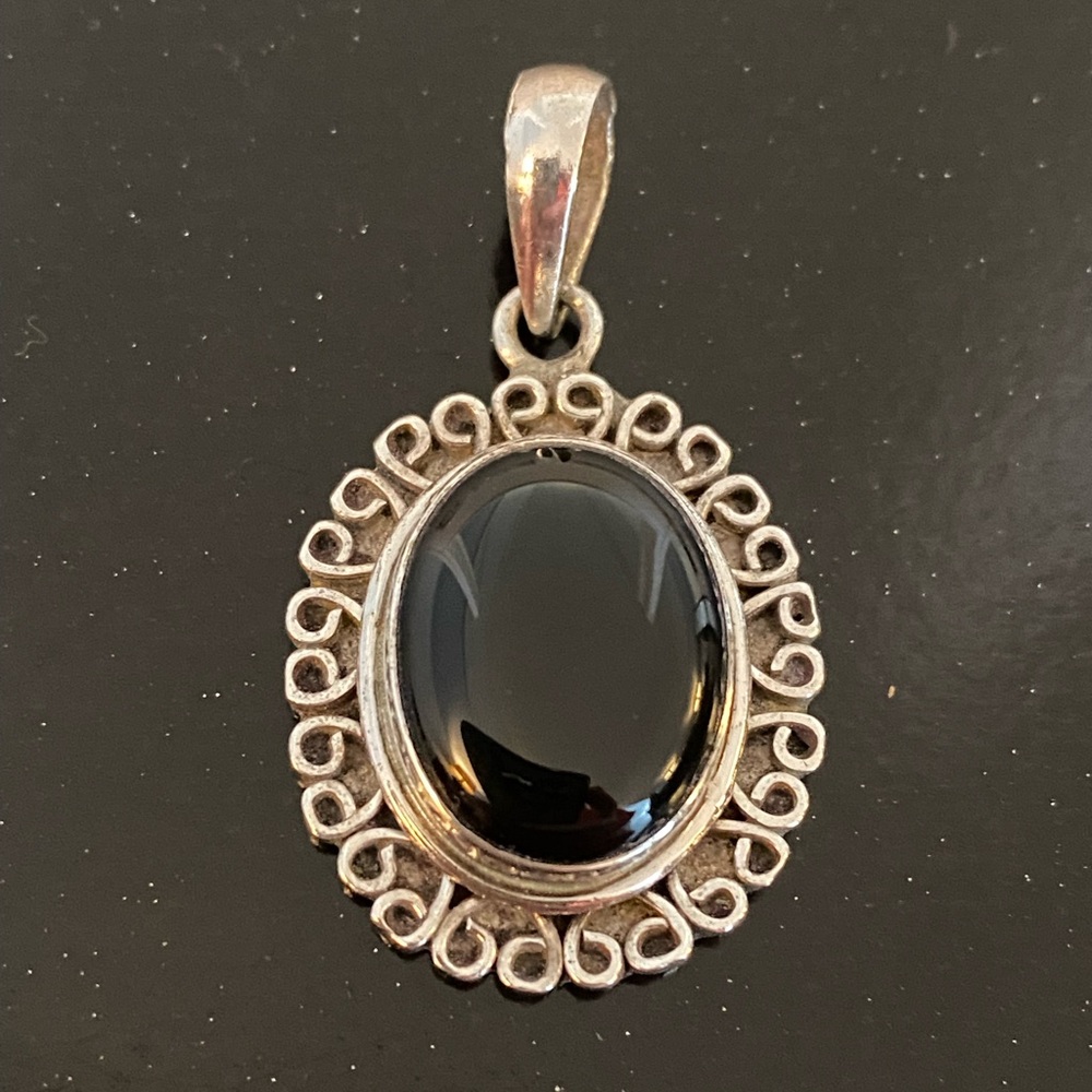 Vintage oval black onyx gemstone pendant set in 925 sterling silver frame
